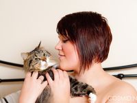 Busty naked fatty Sian flaunts her large big tits & huge nipples on her bed